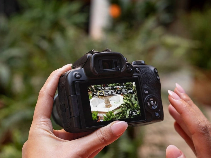 Canon EOS R10 Mirrorless Camera with 18-45mm Lens