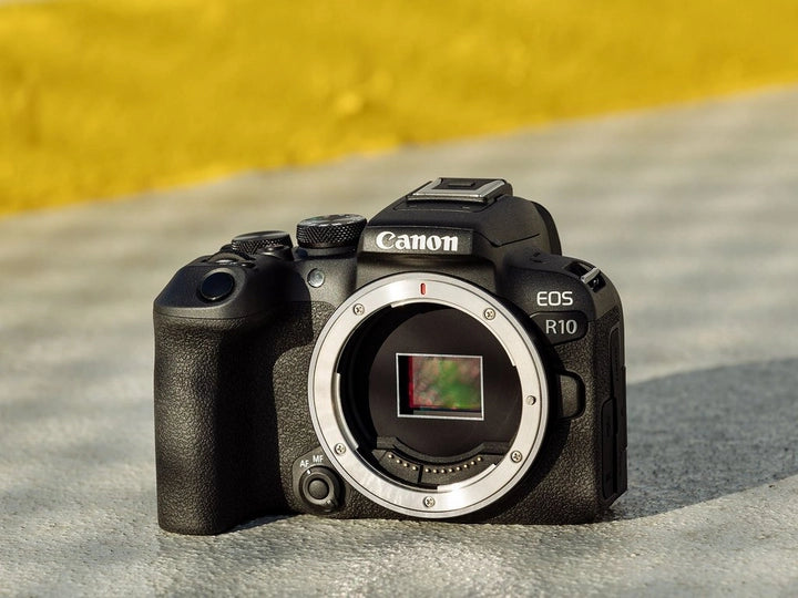 Canon EOS R10 Mirrorless Camera with 18-45mm Lens