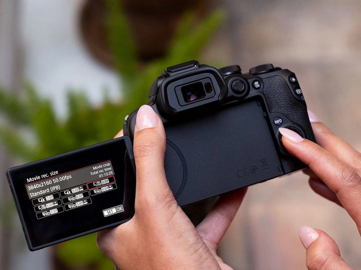 Canon EOS R10 Mirrorless Camera with 18-45mm Lens